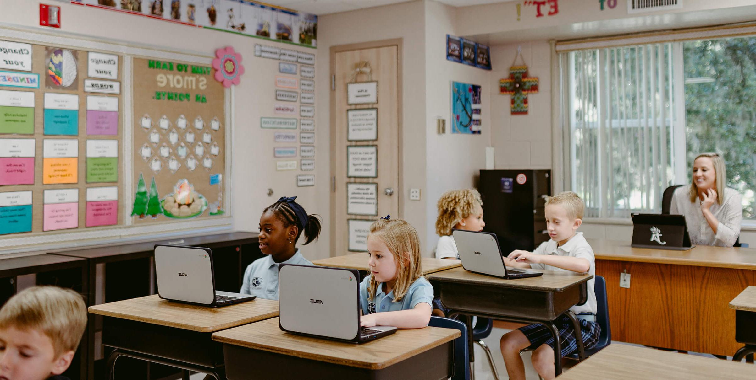 孩子们在教室里使用电脑